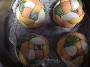 放入铺好纱布的蒸屉上，醒发10分钟后放入开水锅中蒸10分钟即可