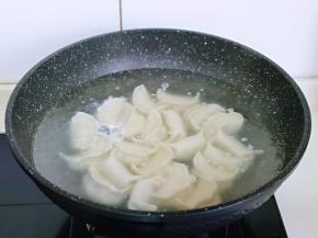 煮饺子喽～水烧开后下入包好的饺子