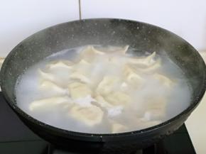 饺子漂浮在水面上就熟了。