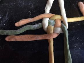 再是白色压住黄色面条