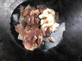 锅置火上，加入适量清水，把腊肉冷水倒入煮沸