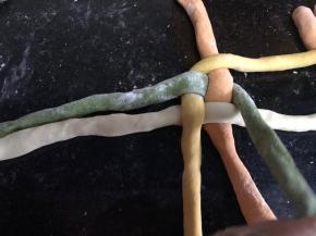 再下一条是绿色面条压住白色面条