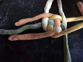 再是黄色面条压住绿色面条