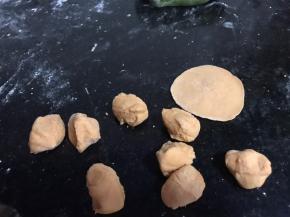 先把南瓜面团揉搓排气，分成小剂子，擀成饺子皮一样