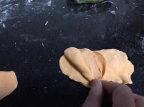 5片或者7片一片压一片的一半叠一起，再在最上面一片开水卷成卷