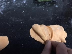 5片或者7片一片压一片的一半叠一起，再在最上面一片开水卷成卷