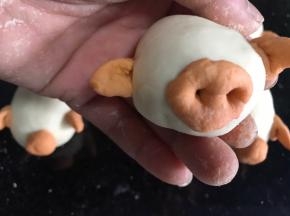 再用筷子再嘴巴部位插两个孔，做成猪鼻子