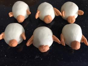 再用红萝卜面团分成小剂子，做成猪嘴巴和耳朵