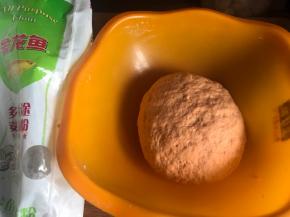 红萝卜泥中加入少许酵母和适量面粉，揉成光滑面团，密封发酵至两倍大