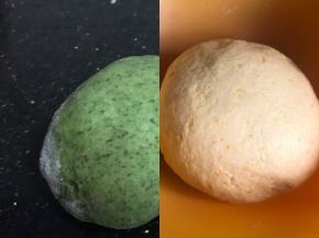 把两种颜色的菜泥分别加入适量的酵母和面粉揉成光滑面团，密封发酵至两倍大