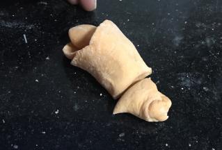 卷好后，把底部切整齐