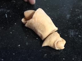卷好后，把底部切整齐