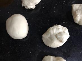 把发酵好的面团揉搓排气，再分成等量的小面团，再搓成椭圆形，做猪身