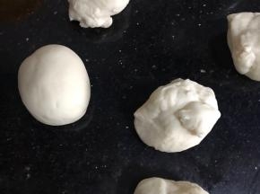 把发酵好的面团揉搓排气，再分成等量的小面团，再搓成椭圆形，做猪身