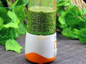 新鲜的菠菜洗净，放入榨汁机，炸成菠菜汁，过滤，取230克菠菜汁即可。炸好菠菜汁不需要加热，冷菠菜汁即可。