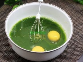 过滤好的菠菜汁倒入一个大的盘子里，将酵母、去壳的鸡蛋加入糖水里，并用筷子顺一个方向搅拌均匀。
