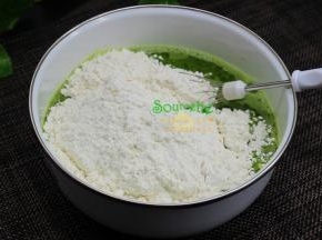 250克的低筋粉过筛，然后倒入菠菜汁的大盘子里。