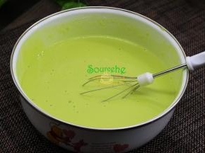 用打蛋器搅拌均匀，无颗粒状。为了让蛋糕蒸出来更加香滑，面浆过筛一次，会更加很好吃。