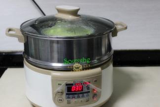 蒸锅倒入适量的水，煮沸之后，隔水放蒸锅，旺火，时间设置30分钟。每个蒸锅不同，还有蒸盘的大小不用蒸煮时间略有不同。