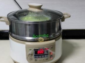 蒸锅倒入适量的水，煮沸之后，隔水放蒸锅，旺火，时间设置30分钟。每个蒸锅不同，还有蒸盘的大小不用蒸煮时间略有不同。
