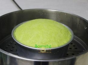 蒸好的菠菜蛋糕清香、蓬松，热乎乎的非常漂亮。