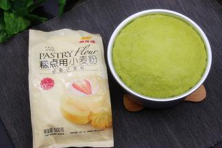 取出，用架子放凉倒扣，脱模，切块，非常美味。