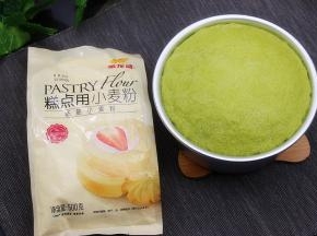 取出，用架子放凉倒扣，脱模，切块，非常美味。