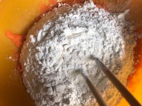 把剩下的面粉和酵母混合，加入适量清水揉成硬一点的面团，密封发酵至两倍大