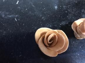 竖起来就是一朵漂亮的玫瑰花了