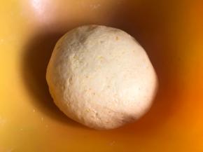 南瓜泥同胡萝卜泥一样，揉成光滑面团后密封发酵至两倍大