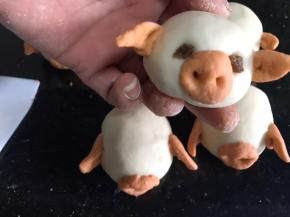 再用葡萄干（或者红豆、黑豆更好看）做成猪眼睛