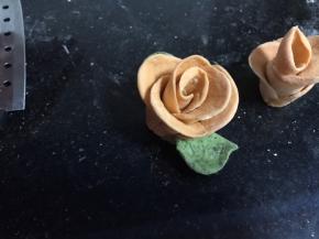 再用菠菜面团做成玫瑰花的叶子