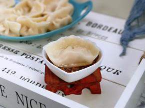 蘸上蒜蓉辣酱，特别好吃。