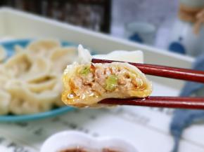 饺子馅鲜嫩多汁。