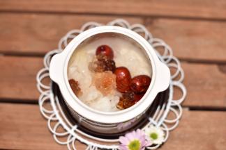 泡好的桃胶和银耳放入炖盏中，加入红枣