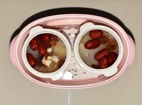 放入电炖锅中，开启“慢炖”功能，5小时后即可食用！