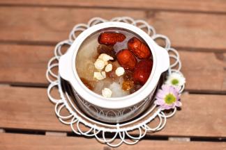 倒入纯净水，加满炖盏。