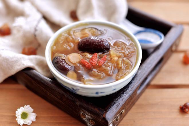 红枣银耳炖桃胶