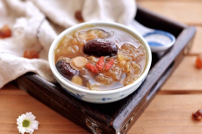红枣银耳炖桃胶
