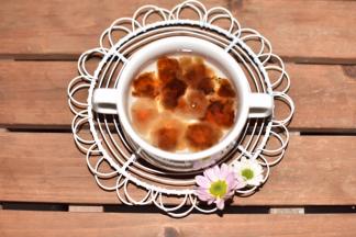 桃胶泡四小时后去除杂质，继续泡发