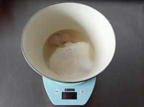 将主材料放入盆里混合