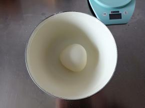 揉成光滑的面团，盖保鲜膜醒发20-30分钟