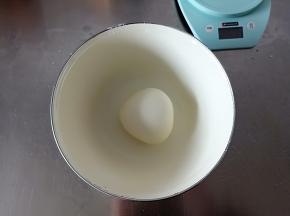 揉成光滑的面团，盖保鲜膜醒发20-30分钟