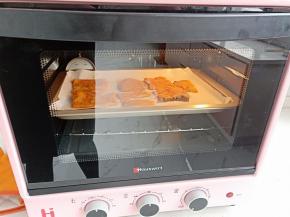 趁着面团醒发的时间，将中华鲟鱼放入烤箱180度烤8分钟，烤制6.7成熟(鱼我提前一晚已经切片腌好了)