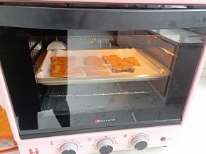 趁着面团醒发的时间，将中华鲟鱼放入烤箱180度烤8分钟，烤制6.7成熟(鱼我提前一晚已经切片腌好了)