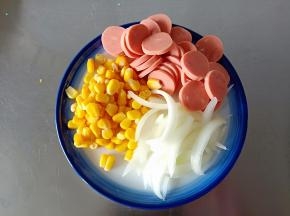 洋葱切丝，火腿肠切片