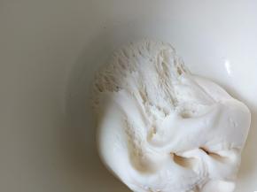 面团发酵至有蜂窝状态就可以了，无需过多醒发