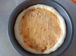 取出刷一层披萨酱一层沙拉酱