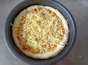 撒上一层马苏里拉芝士