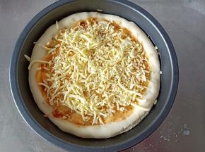 撒上一层马苏里拉芝士